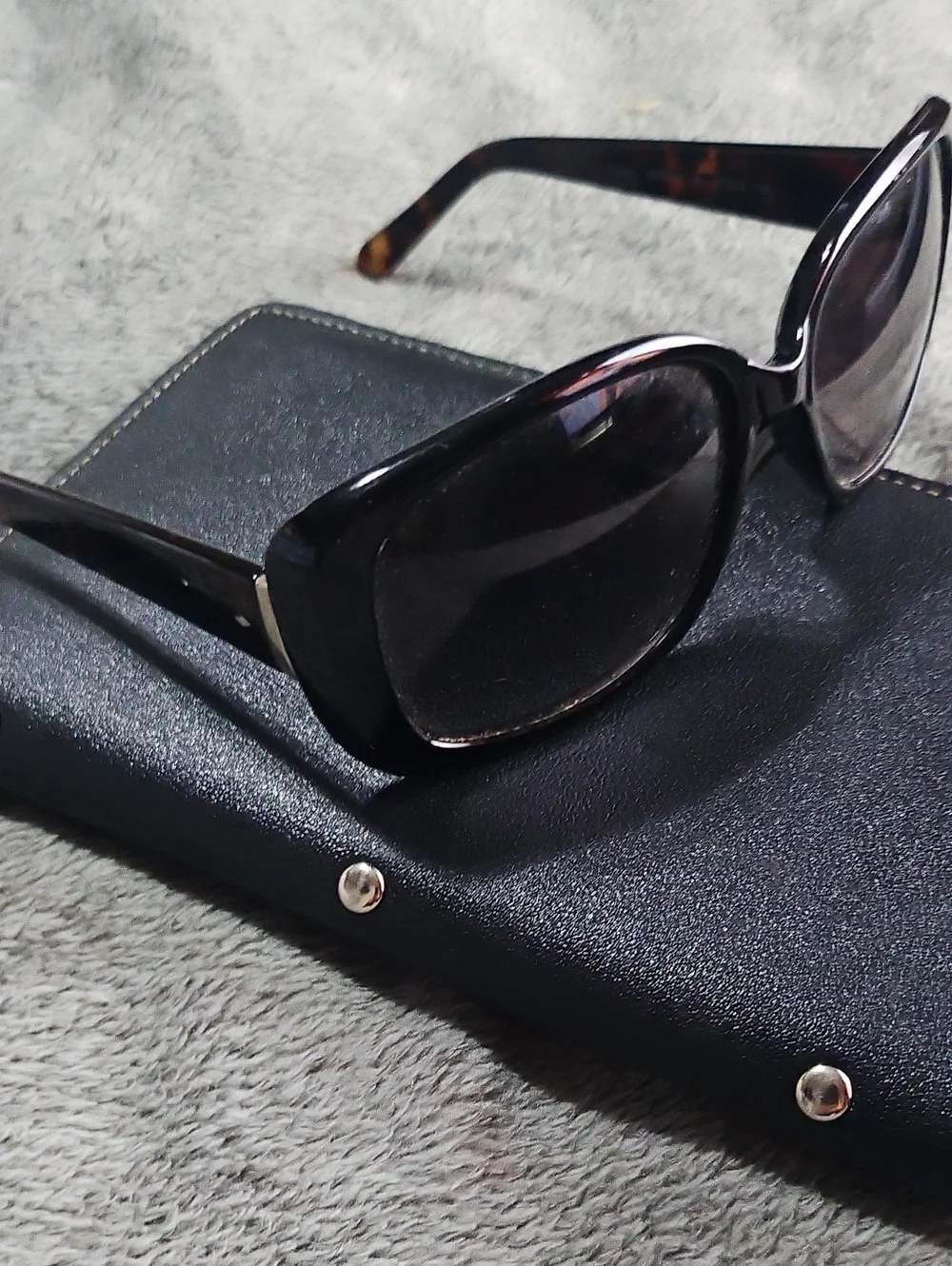 Fossil Vintage Designer Sunglasses Read